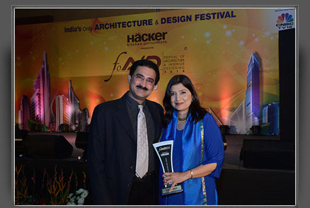 ARCHITECTS PONNI & OSCAR RECEIVING THE DESIGN ICON AWARD AT THE FESTIVAL OF ARCHITECTURE & DESIGN FESTIVAL, FOAID - 2014 AT MUMBAI RECENTLY.